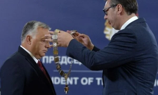 Gazeta gjermane: Orban është mësuesi i Vuçiqit