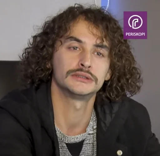 I riu që na bën të qeshim: Çka bën kosovari që imiton fuqishëm komentatorët e famshëm të futbollit ?