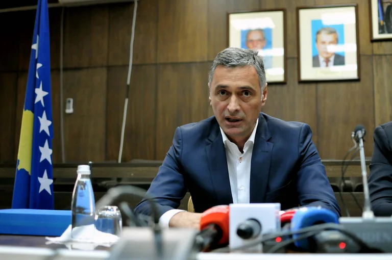 Lumezi i reagon Haxhiut: Hetimi i krimeve të luftës bëhet vetëm nga prokurorët me kompetenca ekskluzive ligjore