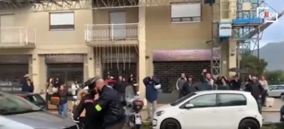 Momenti kur bosi i Cosa Nostras sillet nga Policia, gëzohen qytetarët, festë në Palermo