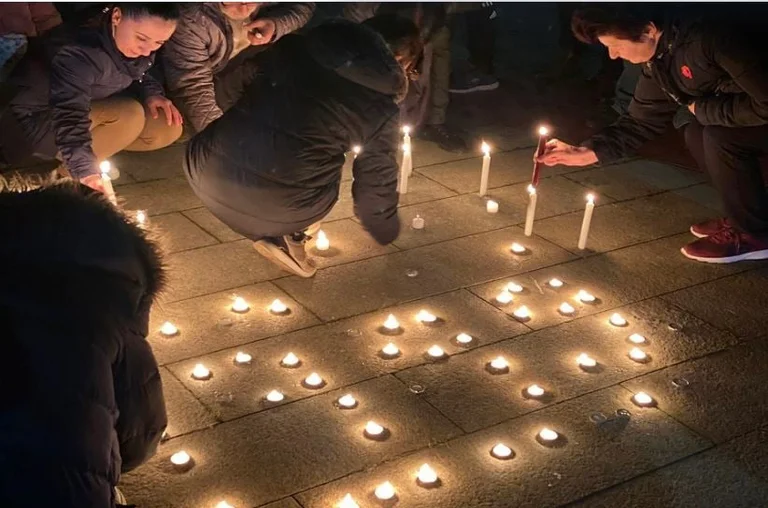 Ndizen qirinj në përkujtim të viktimave të Masakrës së Reçakut