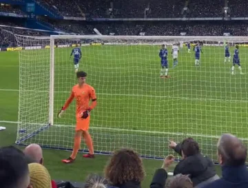 Video kommt auf: Der Kopf provozierte die Fans von Crystal Palace und wurde fast mit einer Flasche auf seinem Kopf getroffen.