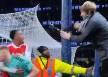 Video-Moment, als Tottenham-Fan hinter Arsenals Torwart schlug