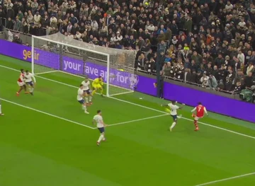 Der unstoppbare Arsenal Saca zwingt dazu, den Ball zum Netz zu nehmen.