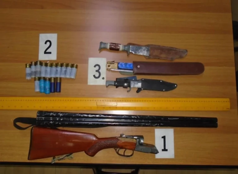 Prizren, policia sekuestron një veturë, armë gjuetie dhe tri thika
