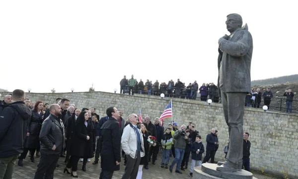 Ambasadori Walker përballë shtatores së tij- ishte inauguruar para 6 vjetësh
