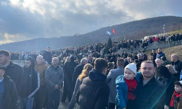 Qytetarë të shumtë bëjnë homazhe në Reçak
