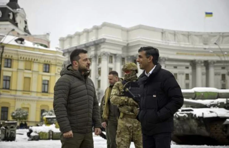 Sunak flet me Zelensky: Do t’i dërgojë dy tanke Challenger në Ukrainë