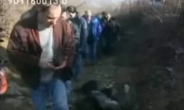 “Ka ndodhur një hata në një fshat të Shtimjes” dëshmia e gazetarit kosovar të BBC për Masakrën e Reçakut