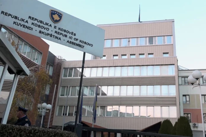 Pas letrës së Kushtetueses, Kuvendi pezullon procedurat për zbatimin e Ligjit për Zyrtarët Publikë