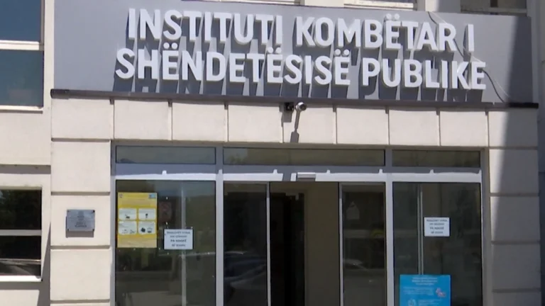 IKSHPK’ja del me njoftim: Në disa zona uji i pijshëm ende me turbullira dhe baktere koliforne
