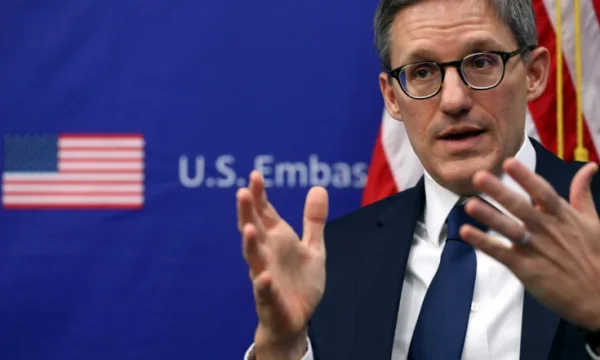 Chollet për FT: Kosova duhet t’u japë qytetarëve serbë më shumë autonomi