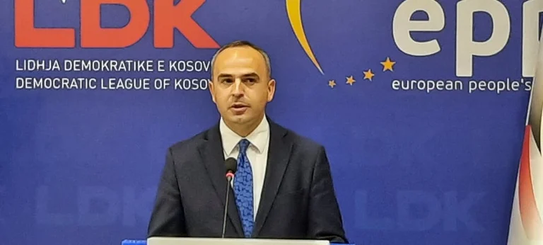 Deputeti i LDK-së: Kushtetuesja vendosi që Ligji për Zyrtarët Publikë nuk mund të hyjë në fuqi deri në vendimin final