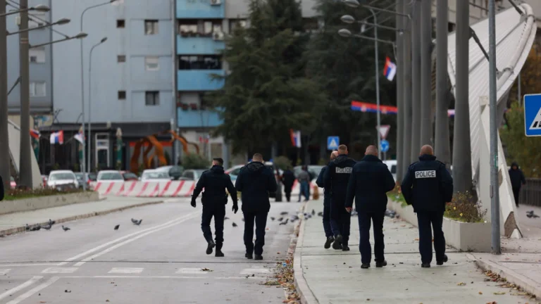Si po veprojnë ish-policët serbë në veri, duke u paguar nga Serbia