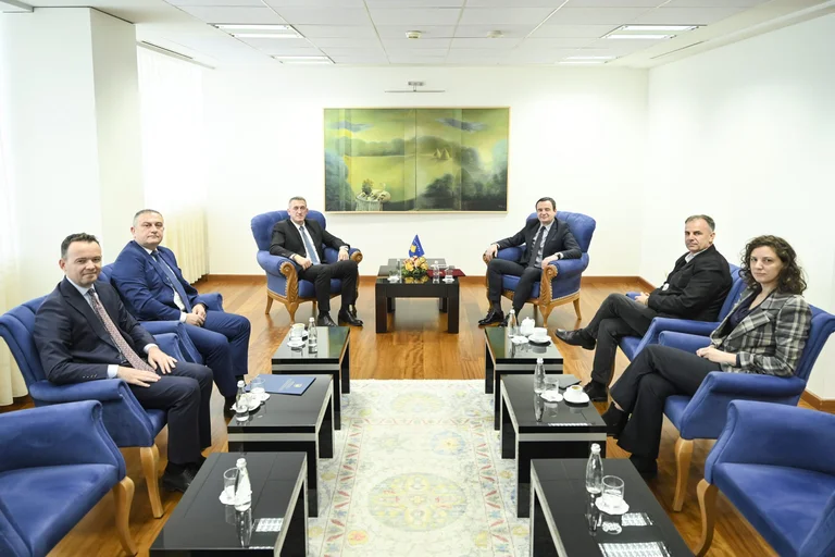 Kurti i emëron Nenad Stanojeviqin dhe Lazar Raduloviqin si zv.ministra