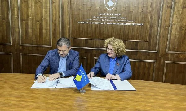 Pas shumë muajve pezull, ministre Hajdari e nënshkruan marrëveshjen për tokën me Kosmonte Foods