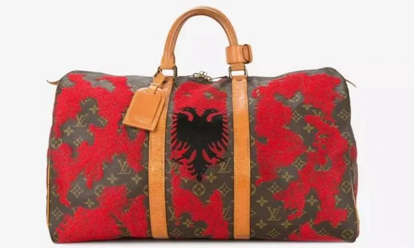 Louis Vuitton: Çanta me flamurin shqiptar nuk u krijua nga ne