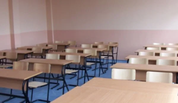 Nxënësi në Prishtinë hedh sprej lotsjellës në klasë, arrestohet
