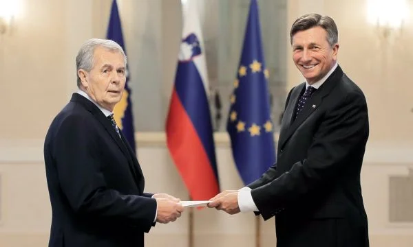 Ish-Ambasadori Avni Kastrati, i shkarkuar nga presidentja, fiton lëndën në Gjykatën Kushtetuese