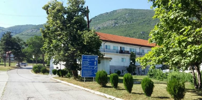 Si nëpër filma: Hajni vesh mantilin e bardhë, futet në QMF Istog dhe ia vjedhë një punëtoreje kuletën
