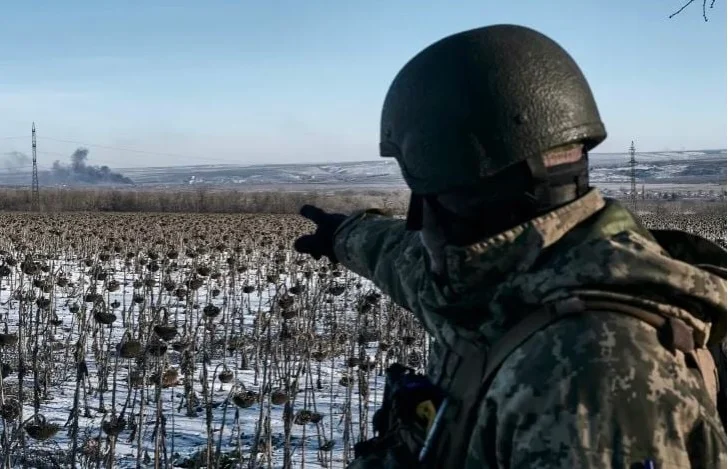 Rusia pretendon se janë gati për ta pushtuar Soledarin e Ukrainës