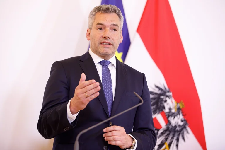 Nehammer: Austria apoya la adición de tropas de la KFOR en Kosovo