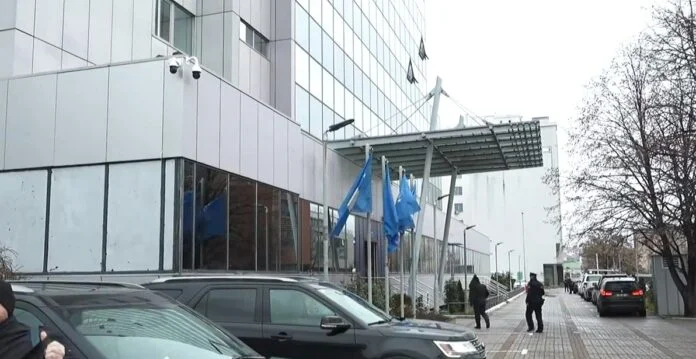 Fertiges Treffen mit Osman, Choll geht zu Kurts Büro