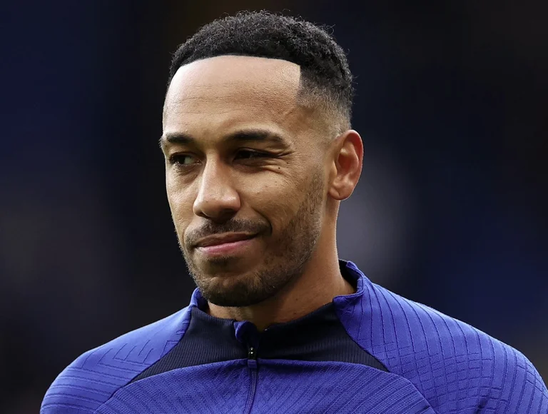 Règle FIFA: Aubamyang ne peut jouer pour aucun club autre que Barcelone et Chelsea