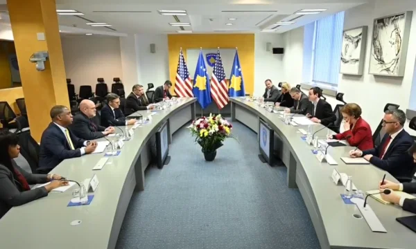 Ancora nessun dettaglio dalla riunione di Kurti-Chollet, il governo conduce tranne video silenziosi dall'incontro