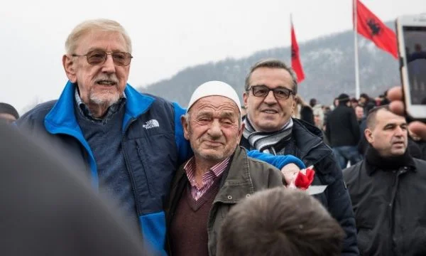 Walker i kundërpërgjigjet Vulinit për Reçakun, ia përmend se si Vuçiq deshi fshehjen e saj