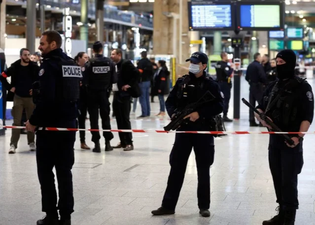 Un homme a poignardé plusieurs personnes dans une gare de Paris