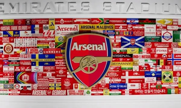 Arsenal mette anche la bandiera del Kosovo in una parte dello stadio Émirates