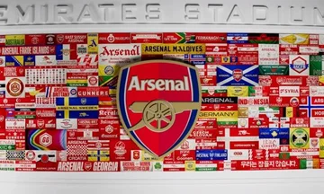Arsenal stellt auch die Kosovo-Flagge in einen Teil des Émirates Stadiums ein