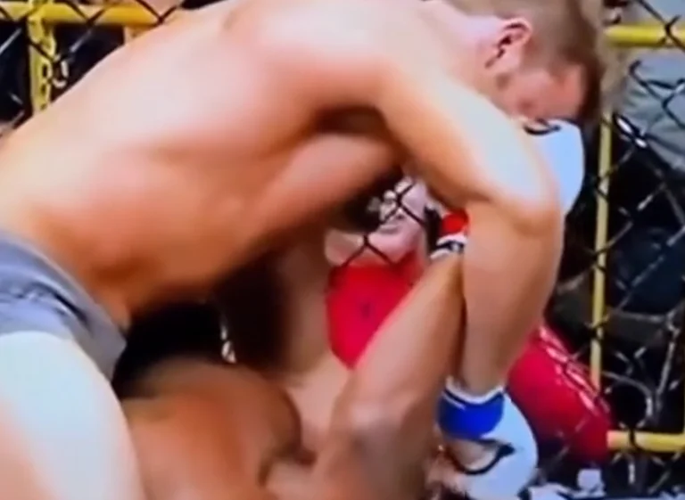 See how this MMA player returned the protector of his teeth to his opponent before he hit him