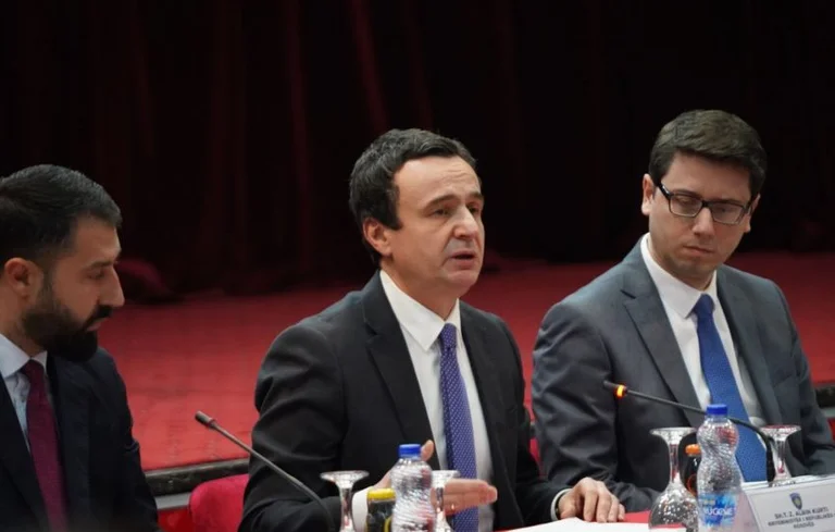 La reunión de Kurt con los alcaldes finalmente ha terminado de comer algo (Foto)