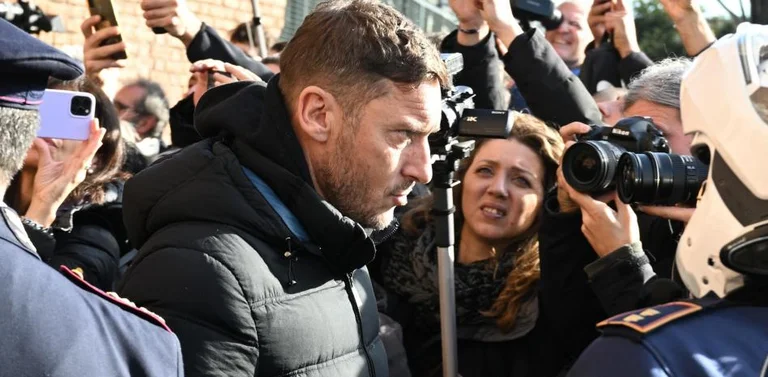 Francesco Totti termina in tribunale, indagato per il riciclaggio di denaro