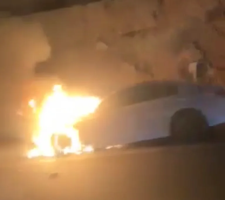 Ein Auto ist in das Feuer auf der “zurück Rugova”