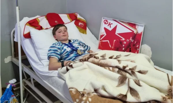 C'est la situation du jeune de 11 ans blessé à Shrpca, sa mère parle
