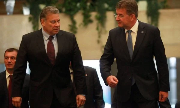 Escobar, Lajcak il 9 gennaio sbarcando presso la sede della NATO
