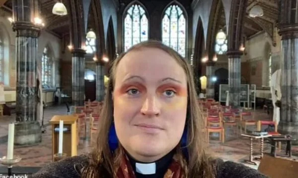 El primer sacerdote homosexual de Gran Bretaña: Dios me guió a la verdad
