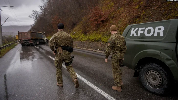 KFOR hoy elimina incluso algunos camiones que sirvieron como barricadas en el norte, cierra dos caminos
