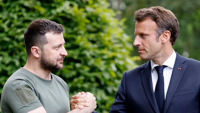 Zelensky diskutiert die Situation in der Ukraine, ruft sie zu einem Freund