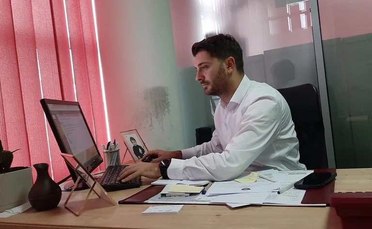 Interview/Interview Wie ein albanischer stellvertretender Vorsitzende unter Serben in Gracanica arbeitet