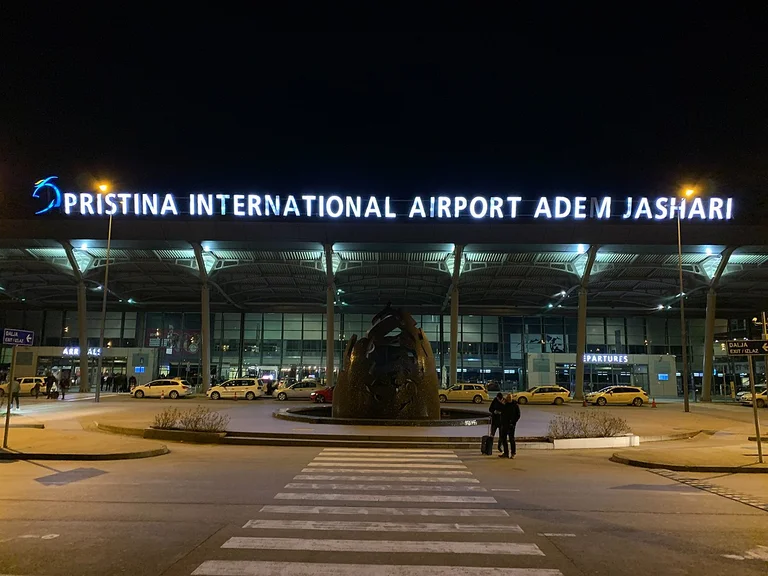 Un hombre en Aeroport se encuentra en la maleta con un electrosecto con una inscripción cruzada