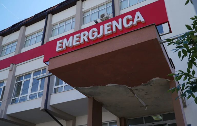 Éviter les médecins du système de santé publique exige une intervention urgente