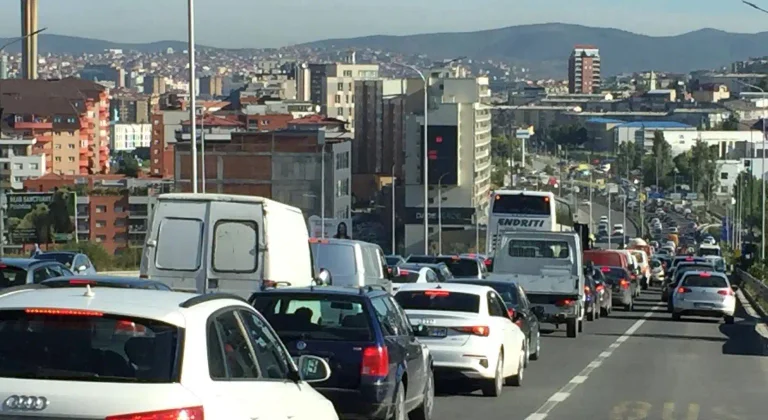 Nel traffico Pristina: un uomo porta una moglie in ospedale dopo disaccordi