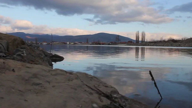 Auto fällt auf den Iber River, eine Person stirbt (Video)