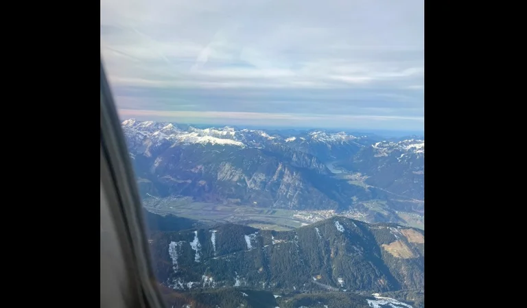 Pacolli by plane, looking for snow