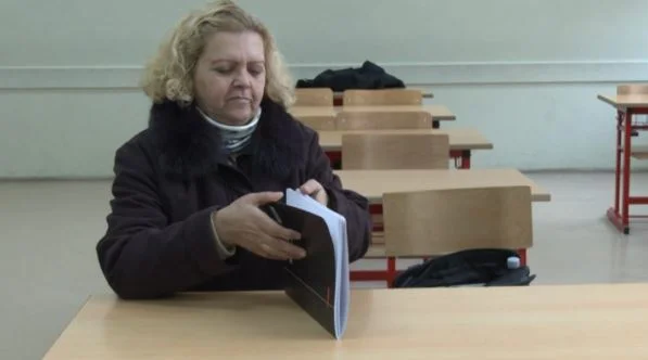 Rare: 54 ans en 8ème année, change trois bus de Ferizaj pour aller en classe