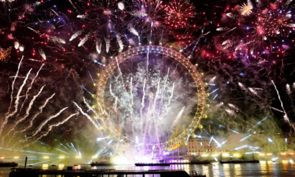 Lo spettacolo pirotecnico di Londra, un tributo alla regina e un messaggio all'Ucraina
